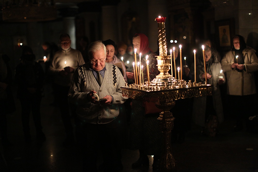 Повечерие чин. Покаянный канон Андрея Критского в Тимашевском монастыре. Канон Андрея Критского крест люди на коленях молятся фото.