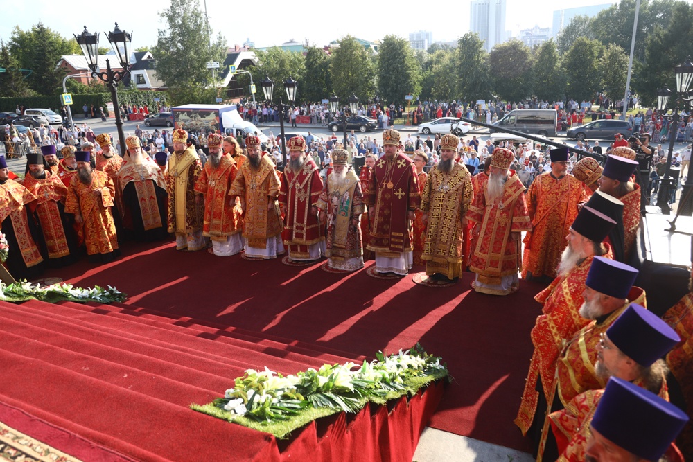 Сквер у храма на крови Екатеринбург