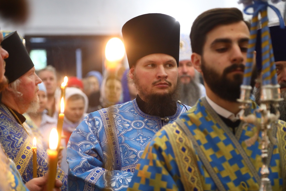 Епископ Екатеринбургский и Верхотурский Никон (Миронов). Епископ Югорский и Няганьский Фотий. Фотий в Бийске. Кружки Патриарха Фотия фото.