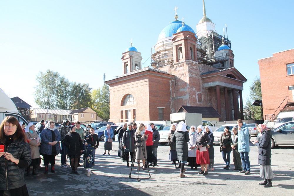 Помощь екатеринбург людей. Старообрядцы Исетский район. Митинг в Екатеринбурге сейчас. Центр гуманитарной помощи.