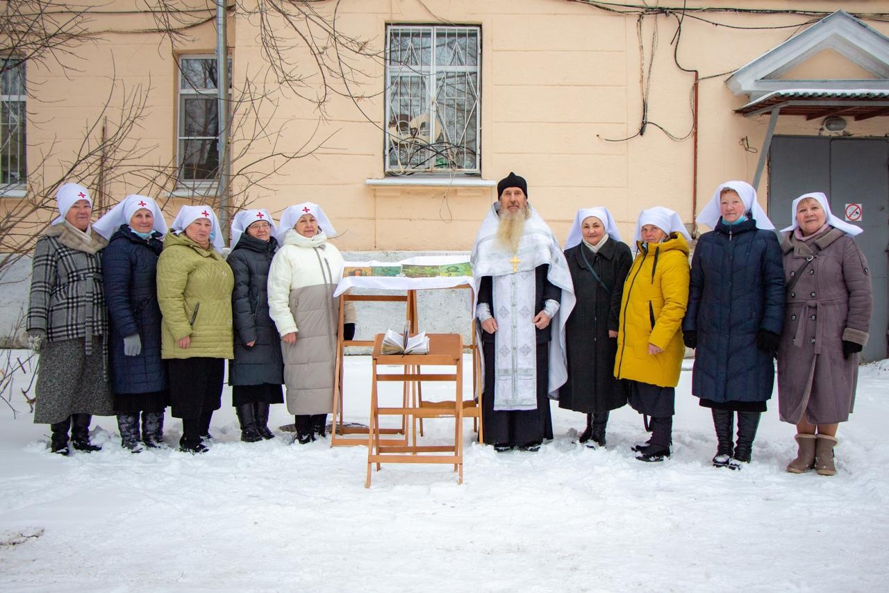 Церквушка на территории больницы антрацит. Новая Церковь в Екатеринбурге около областной больницы. Церковь в больничном Городке в малой Пурге. Первомайск больница с Церковью на территории фото.