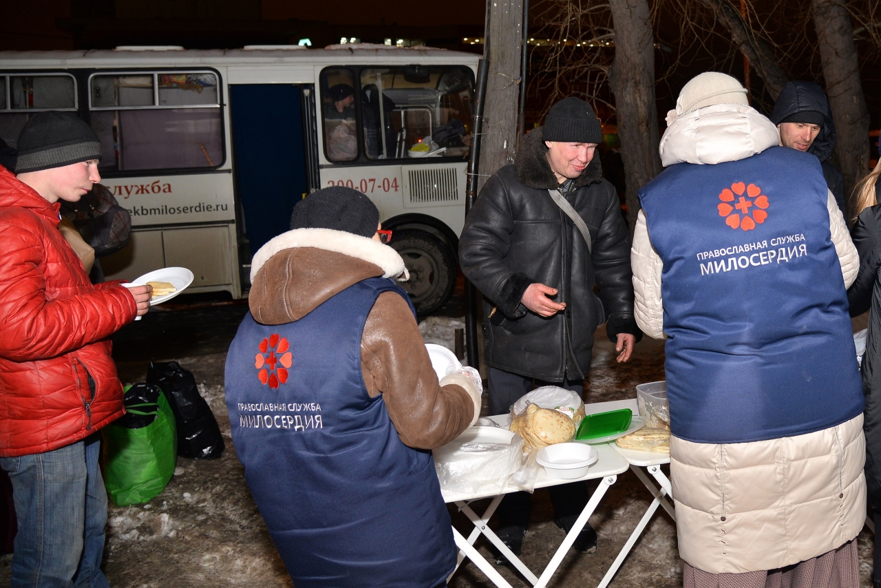 Волонтеры помогающие бездомным
