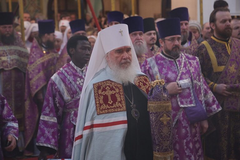 Митрополит Калужский и Боровский Климент возглавил Божественную литургию в Храме-на-крови