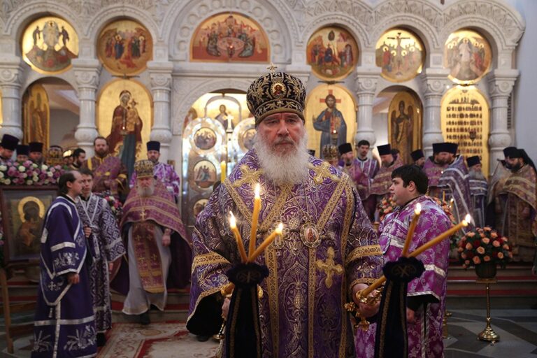Митрополит Калужский и Боровский Климент возглавил Божественную литургию в Храме-на-крови