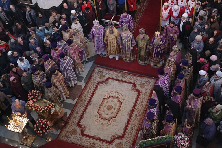 Митрополит Калужский и Боровский Климент возглавил Божественную литургию в Храме-на-крови