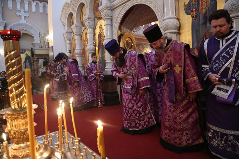 Митрополит Калужский и Боровский Климент возглавил Божественную литургию в Храме-на-крови