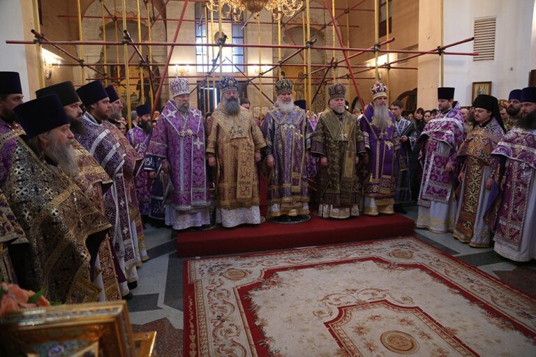 Митрополит Калужский и Боровский Климент возглавил Божественную литургию в Храме-на-крови