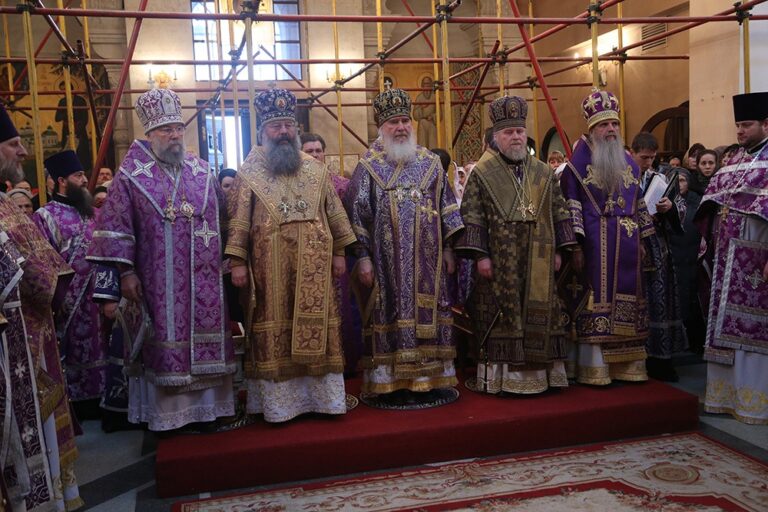 Митрополит Калужский и Боровский Климент возглавил Божественную литургию в Храме-на-крови