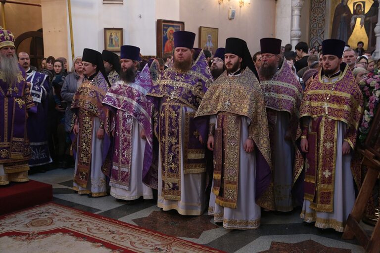 Митрополит Калужский и Боровский Климент возглавил Божественную литургию в Храме-на-крови