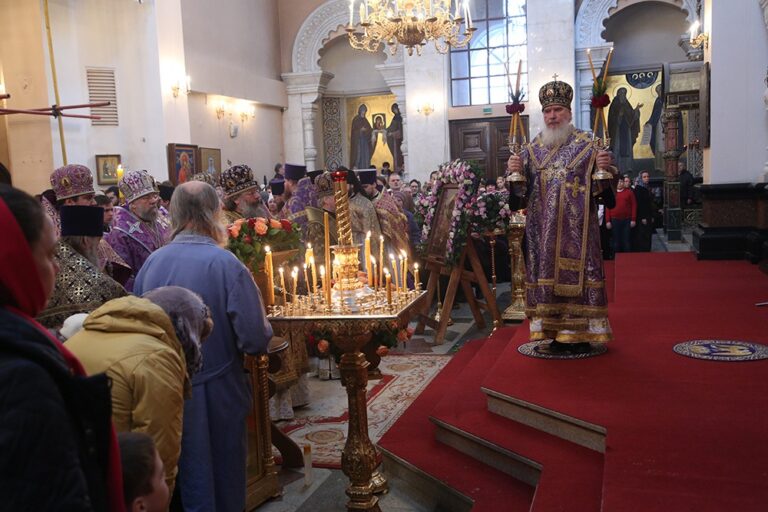 Митрополит Калужский и Боровский Климент возглавил Божественную литургию в Храме-на-крови