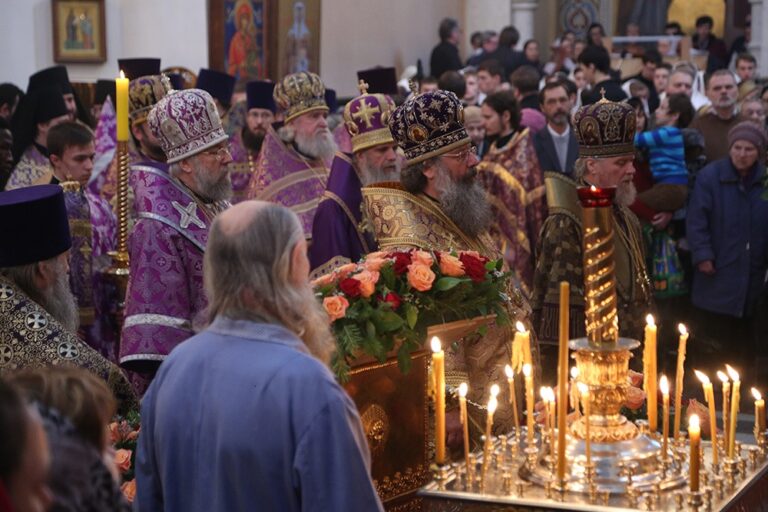 Митрополит Калужский и Боровский Климент возглавил Божественную литургию в Храме-на-крови
