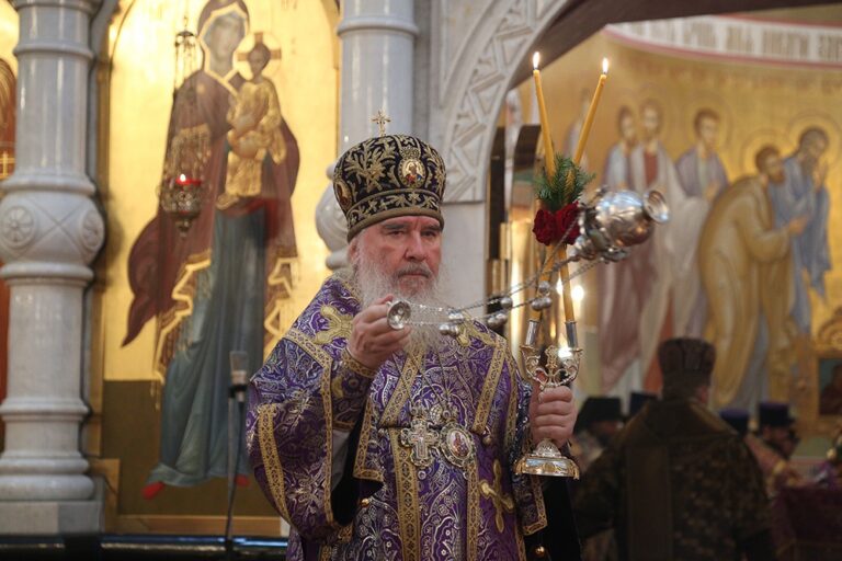 Митрополит Калужский и Боровский Климент возглавил Божественную литургию в Храме-на-крови