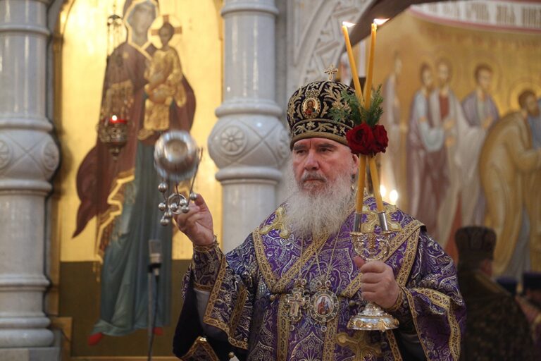 Митрополит Калужский и Боровский Климент возглавил Божественную литургию в Храме-на-крови