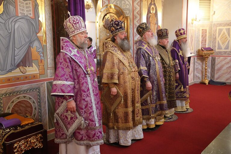 Митрополит Калужский и Боровский Климент возглавил Божественную литургию в Храме-на-крови