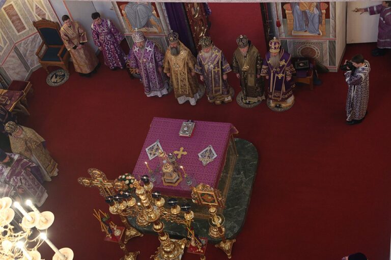 Митрополит Калужский и Боровский Климент возглавил Божественную литургию в Храме-на-крови
