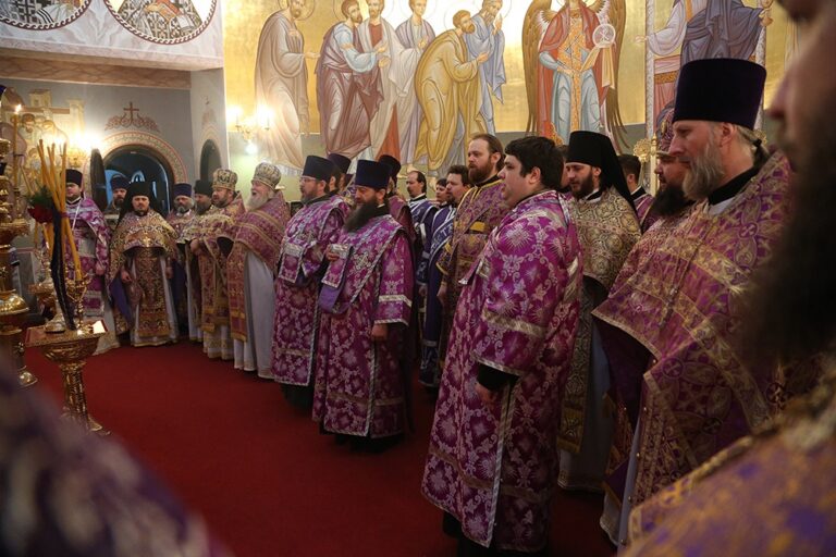 Митрополит Калужский и Боровский Климент возглавил Божественную литургию в Храме-на-крови