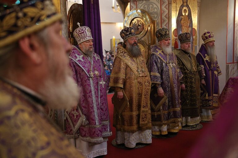 Митрополит Калужский и Боровский Климент возглавил Божественную литургию в Храме-на-крови