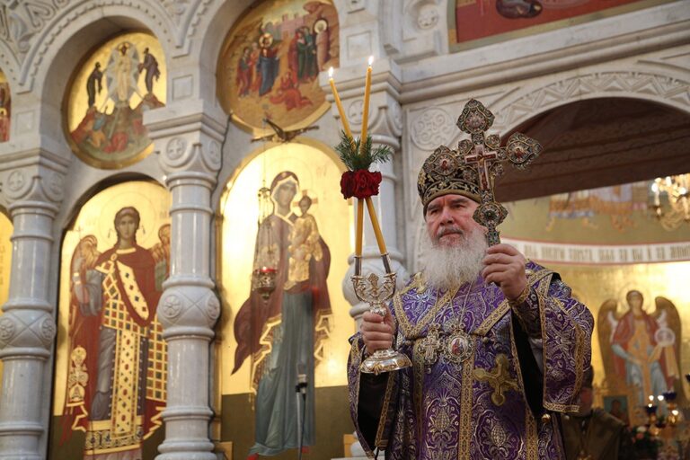 Митрополит Калужский и Боровский Климент возглавил Божественную литургию в Храме-на-крови