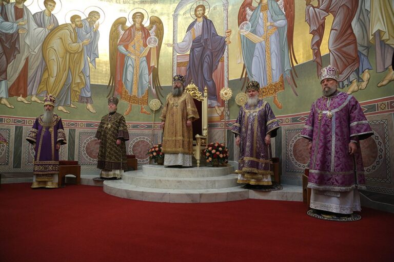 Митрополит Калужский и Боровский Климент возглавил Божественную литургию в Храме-на-крови