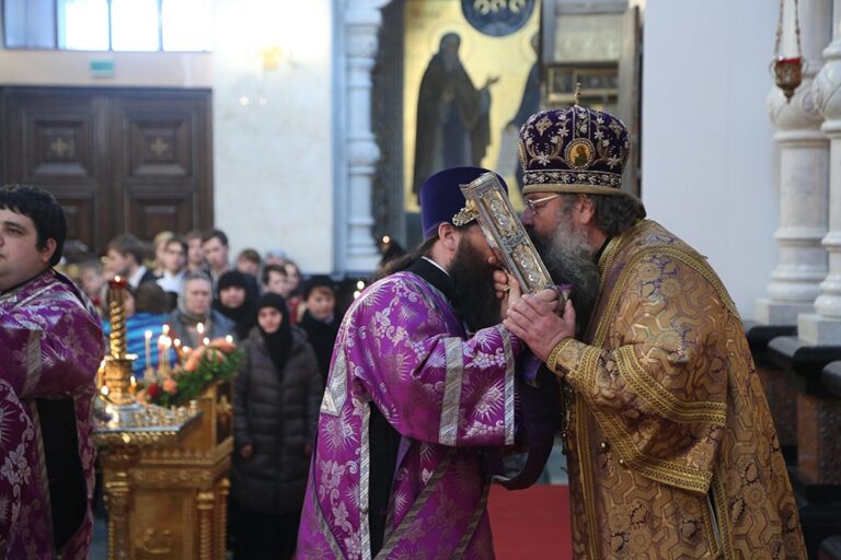 Митрополит Калужский и Боровский Климент возглавил Божественную литургию в Храме-на-крови