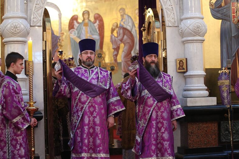 Митрополит Калужский и Боровский Климент возглавил Божественную литургию в Храме-на-крови