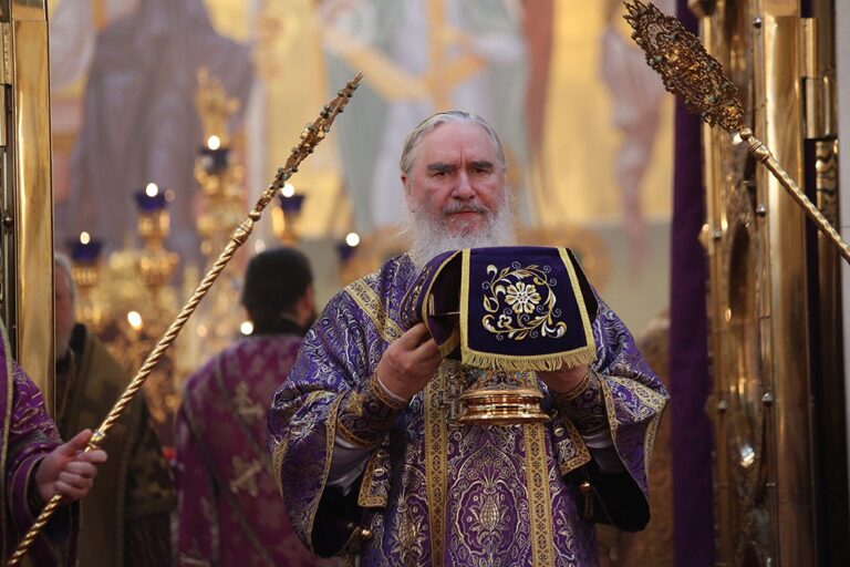 Митрополит Калужский и Боровский Климент возглавил Божественную литургию в Храме-на-крови