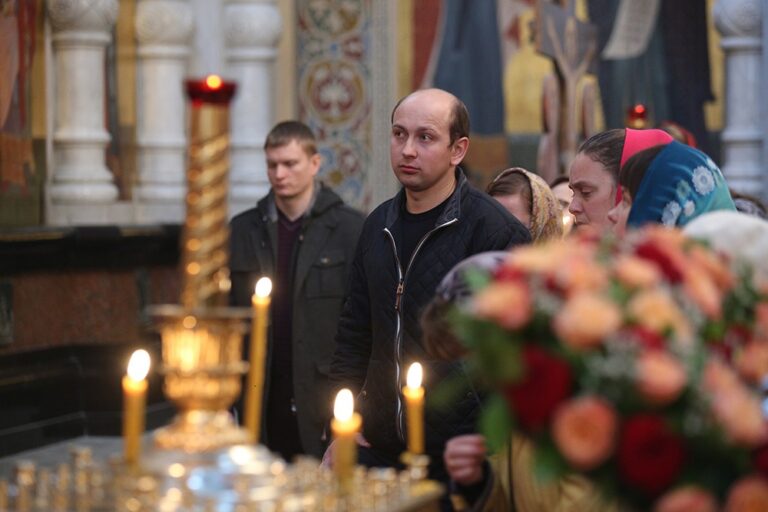 Митрополит Калужский и Боровский Климент возглавил Божественную литургию в Храме-на-крови