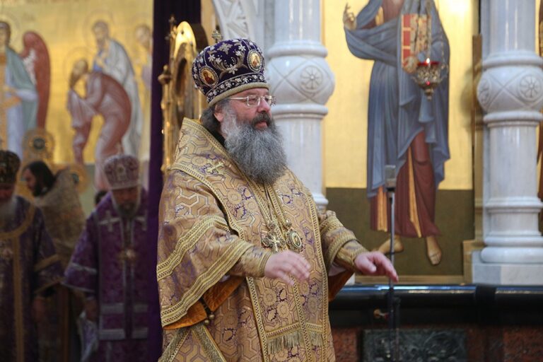 Митрополит Калужский и Боровский Климент возглавил Божественную литургию в Храме-на-крови
