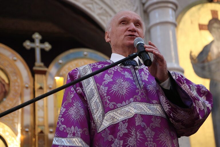 Митрополит Калужский и Боровский Климент возглавил Божественную литургию в Храме-на-крови