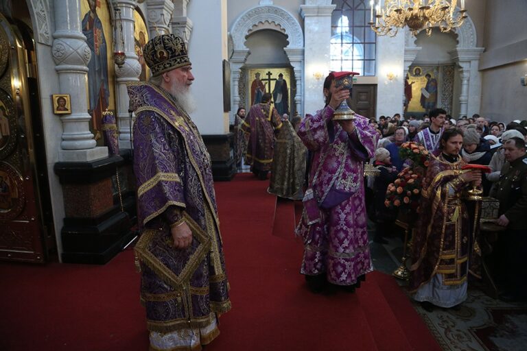 Митрополит Калужский и Боровский Климент возглавил Божественную литургию в Храме-на-крови