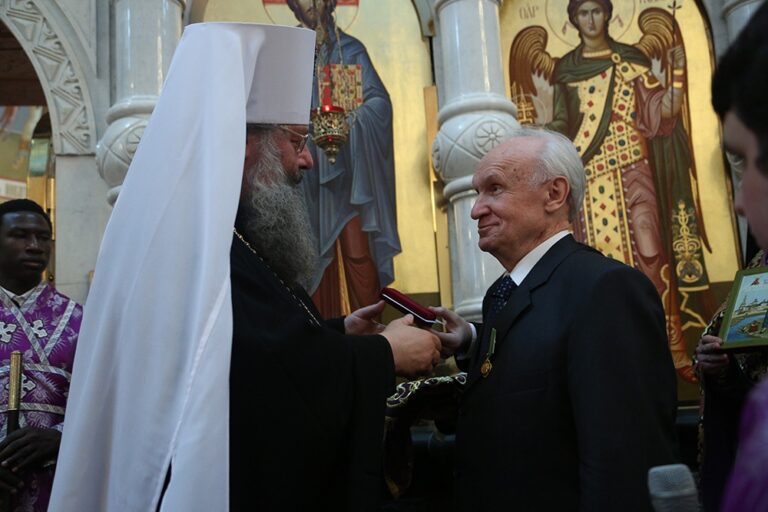 Митрополит Калужский и Боровский Климент возглавил Божественную литургию в Храме-на-крови