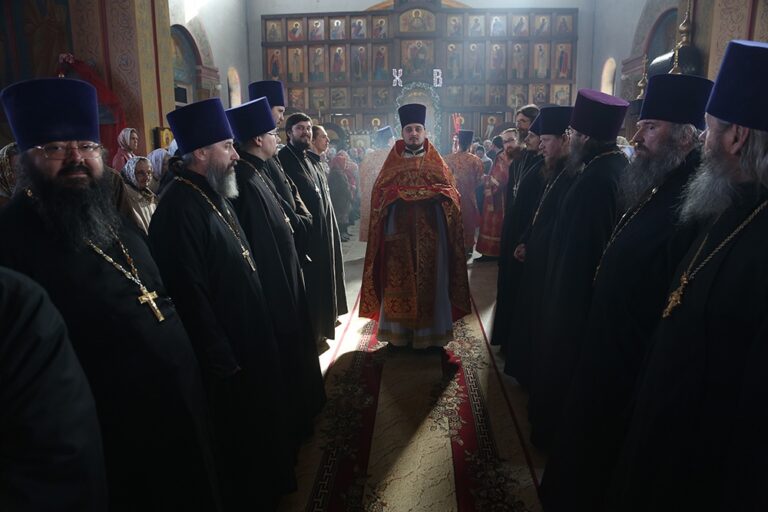 Митрополит Кирилл совершил Божественную литургию в храме Св. апп. Петра и Павла