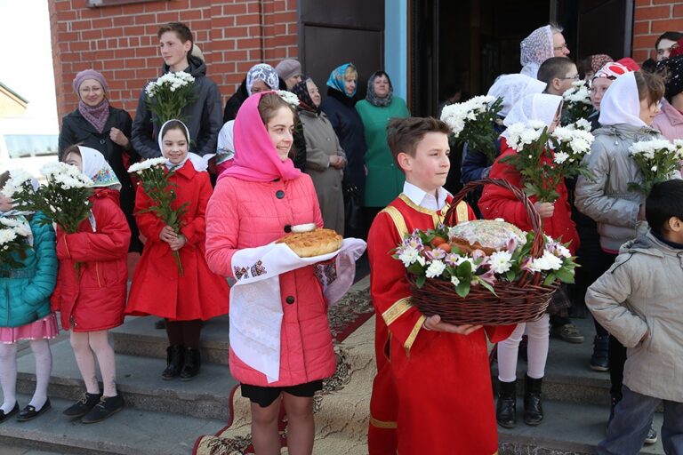 Митрополит Кирилл совершил Божественную литургию в храме Св. апп. Петра и Павла