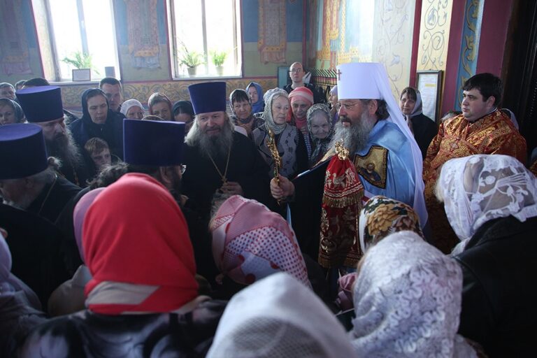 Митрополит Кирилл совершил Божественную литургию в храме Св. апп. Петра и Павла