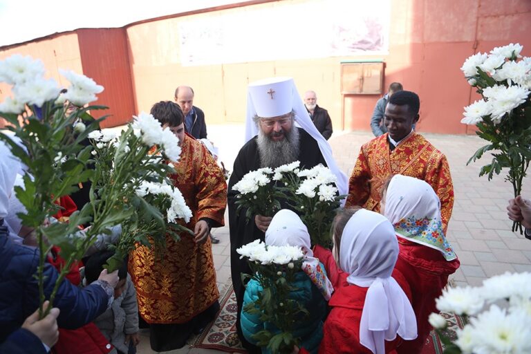 Митрополит Кирилл совершил Божественную литургию в храме Св. апп. Петра и Павла