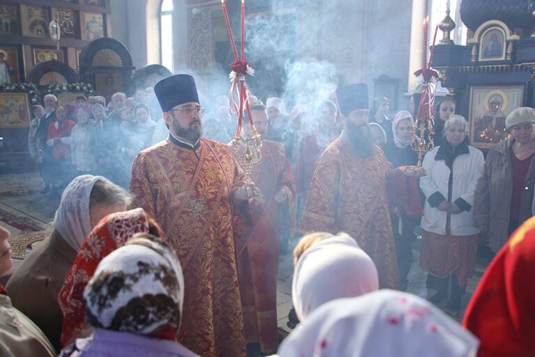 Митрополит Кирилл совершил Божественную литургию в храме Св. апп. Петра и Павла
