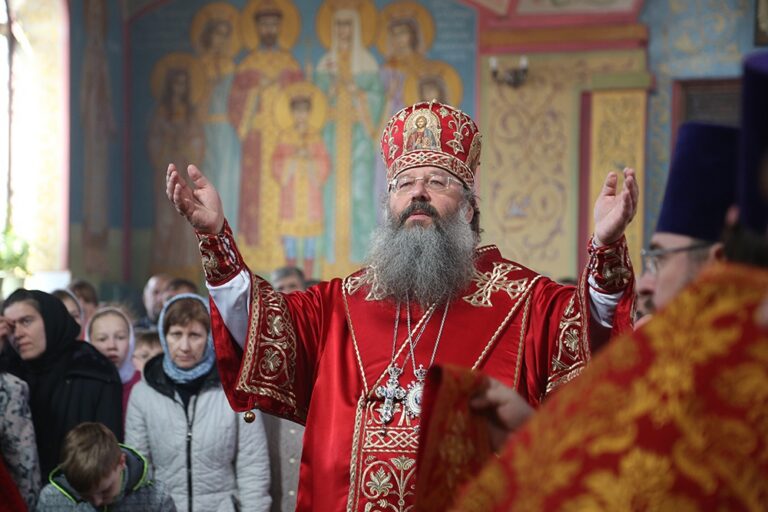 Митрополит Кирилл совершил Божественную литургию в храме Св. апп. Петра и Павла