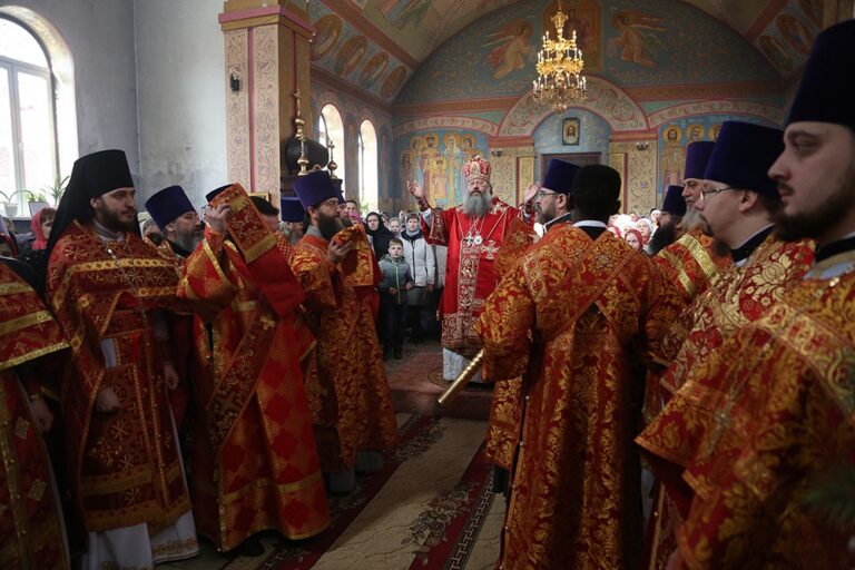 Митрополит Кирилл совершил Божественную литургию в храме Св. апп. Петра и Павла