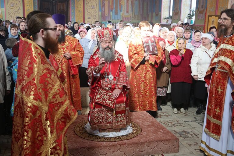 Митрополит Кирилл совершил Божественную литургию в храме Св. апп. Петра и Павла