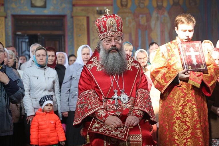 Митрополит Кирилл совершил Божественную литургию в храме Св. апп. Петра и Павла