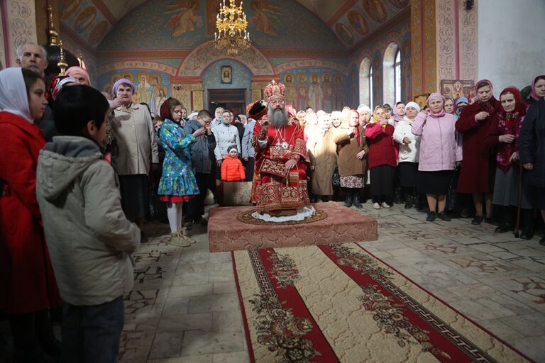 Митрополит Кирилл совершил Божественную литургию в храме Св. апп. Петра и Павла
