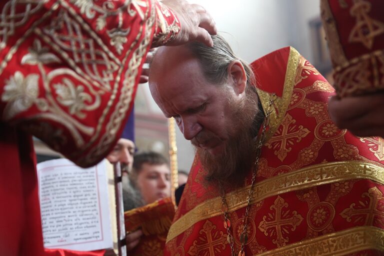 Митрополит Кирилл совершил Божественную литургию в храме Св. апп. Петра и Павла