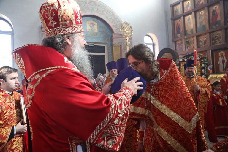 Митрополит Кирилл совершил Божественную литургию в храме Св. апп. Петра и Павла