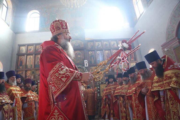 Митрополит Кирилл совершил Божественную литургию в храме Св. апп. Петра и Павла