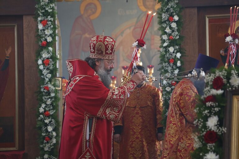 Митрополит Кирилл совершил Божественную литургию в храме Св. апп. Петра и Павла