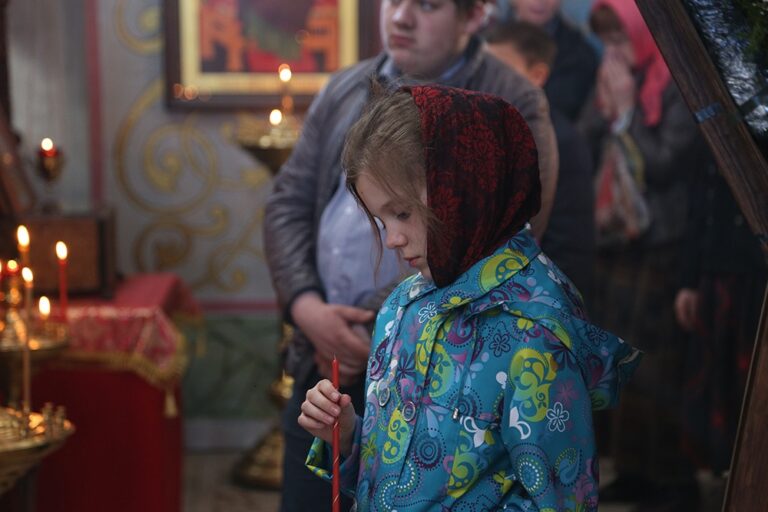 Митрополит Кирилл совершил Божественную литургию в храме Св. апп. Петра и Павла