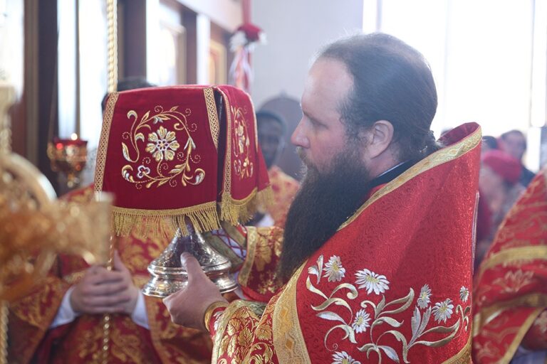Митрополит Кирилл совершил Божественную литургию в храме Св. апп. Петра и Павла