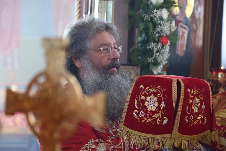 Митрополит Кирилл совершил Божественную литургию в храме Св. апп. Петра и Павла