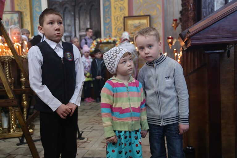 Митрополит Кирилл совершил Божественную литургию в храме Св. апп. Петра и Павла