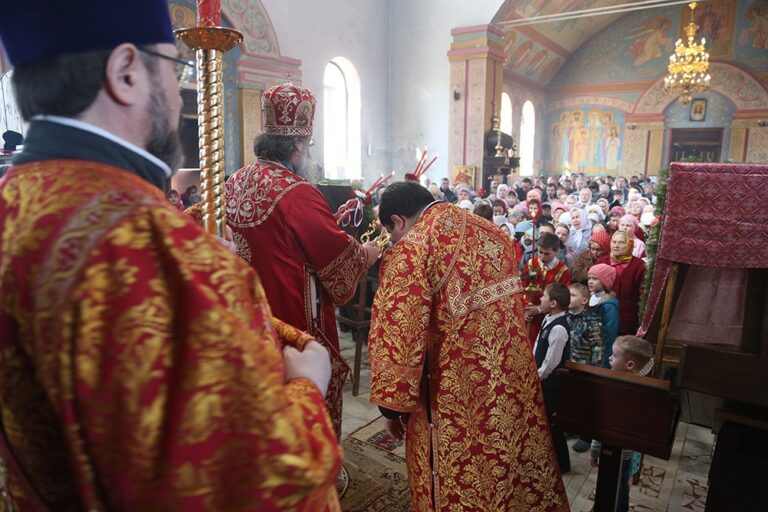 Митрополит Кирилл совершил Божественную литургию в храме Св. апп. Петра и Павла